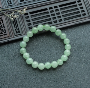 8.5mm糯冰种浅绿翡翠单圈手串
