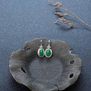 18K糯冰种阳绿翡翠耳坠