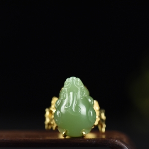 18k镶山料和田碧玉貔貅戒指