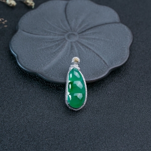 18K糯冰种飘翠翡翠福豆吊坠