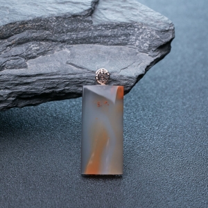 18K冰飘料南红无事牌吊坠