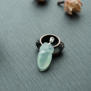 18K糯冰种淡晴水翡翠灵猴献寿吊坠