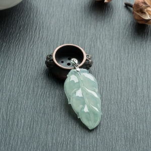 18K糯冰种淡晴水翡翠金枝玉叶吊坠