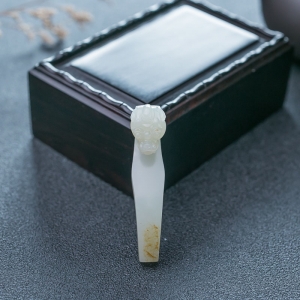 籽料和田白玉龙钩吊坠