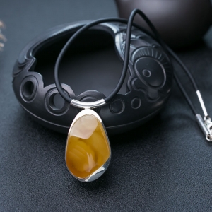 银镶带皮鸡油黄蜜蜡随形项链