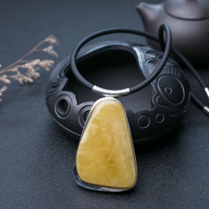 银镶带皮鸡油黄蜜蜡随形项链