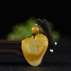 籽料和田白玉府上有龙吊坠