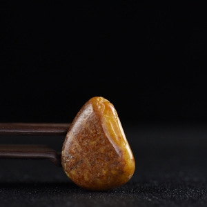 籽料和田玉黄沁一鸣惊人吊坠