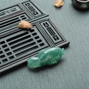 糯冰种蓝水翡翠年年有余吊坠