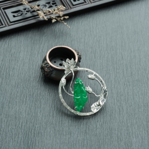 18K糯种翠绿翡翠年年有余吊坠