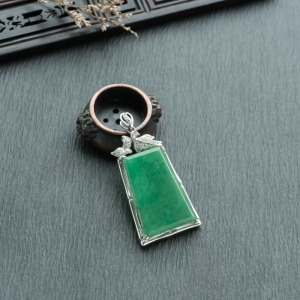 18K糯冰种苹果绿翡翠无事牌吊坠