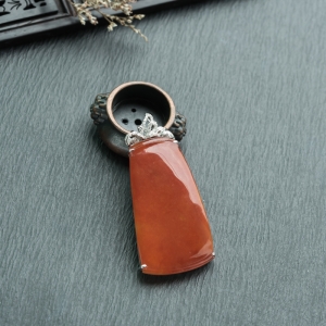 18K糯冰种红翡翡翠无事牌吊坠