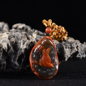 俏色南红荷塘清趣吊坠