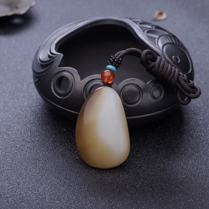 山料和田糖玉随形吊坠