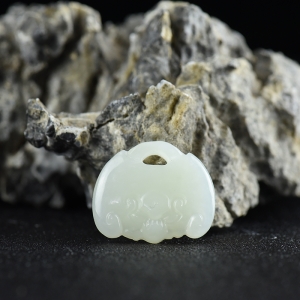 山料和田白玉守护平安锁吊坠