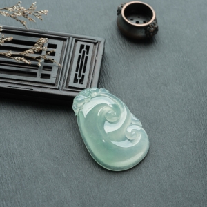 糯冰种晴水翡翠如意吊坠