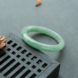 57mm糯冰种浅绿翡翠平安镯