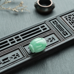 糯种浅绿翡翠路路通吊坠