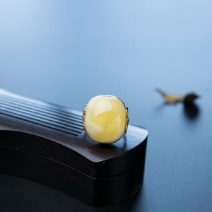 18K带皮白花蜜蜡戒指