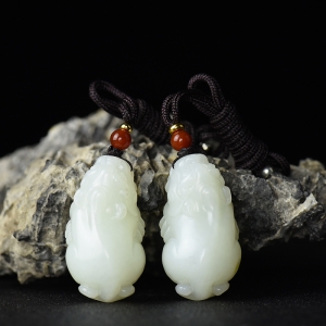 籽料和田白玉貔貅吊坠（二件）