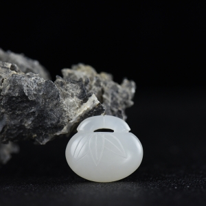 籽料和田白玉节节高平安锁吊坠