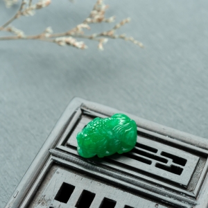 糯冰种翠绿翡翠貔貅吊坠