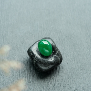 糯冰种翠绿翡翠戒面