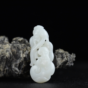 籽料和田白玉如意吊坠