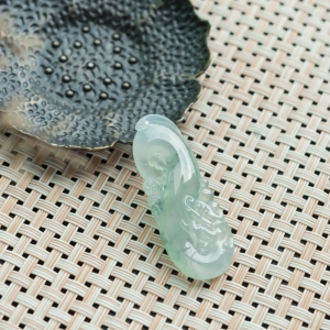 糯冰种飘花翡翠飞龙在天吊坠