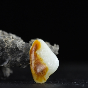 籽料和田白玉荷塘清趣吊坠