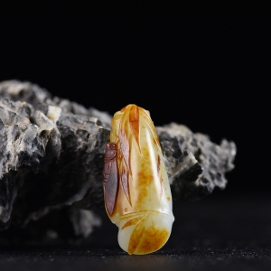 籽料和田白玉一鸣惊人吊坠