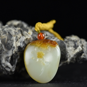 籽料和田白玉喜上眉梢吊坠