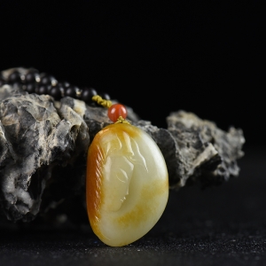 籽料和田白玉观音吊坠