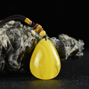 鸡油黄蜜蜡水滴吊坠