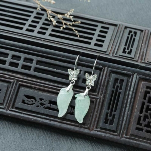 银镶糯冰种浅绿翡翠辣椒耳坠