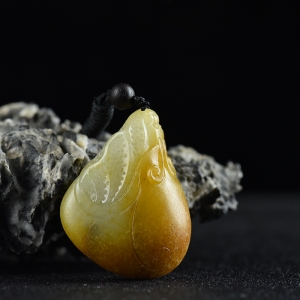 籽料和田玉黄沁龙龟吊坠