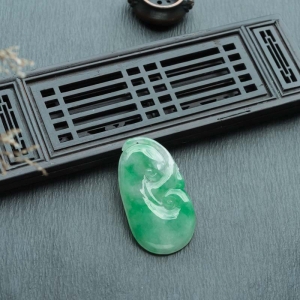 糯冰种飘翠翡翠如意吊坠