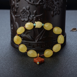 鸡油黄蜜蜡随形单圈手串