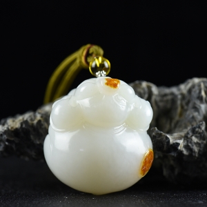 山料和田羊脂白玉福猪手把件