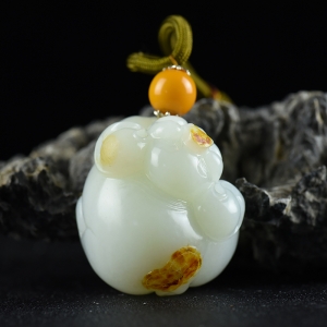 山料和田羊脂白玉福猪手把件