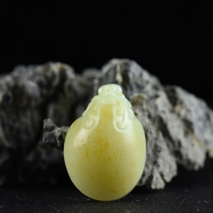 籽料和田白玉龙龟吊坠