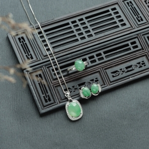 银镶糯冰种浅绿翡翠套装