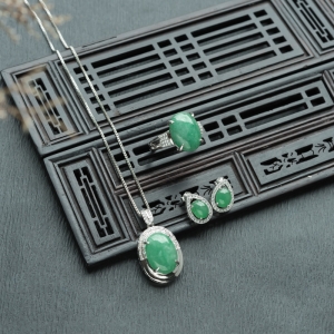 银镶糯种豆绿翡翠套装