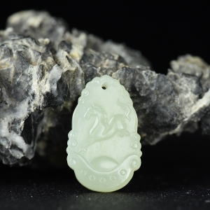 山料和田白玉午马吊坠