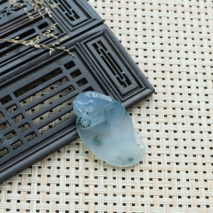 糯冰种飘花翡翠瑞兽吊坠