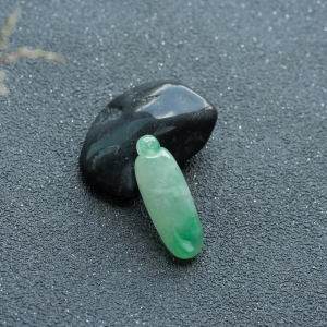 糯冰种飘翠翡翠随形吊坠