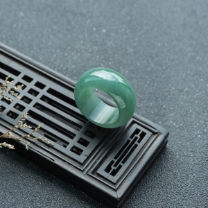 糯种深绿翡翠指环
