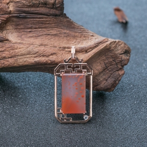 18K冰飘料南红无事牌吊坠