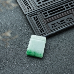 糯种飘翠翡翠无事牌吊坠