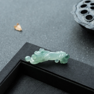 糯冰种飘翠翡翠貔貅吊坠
